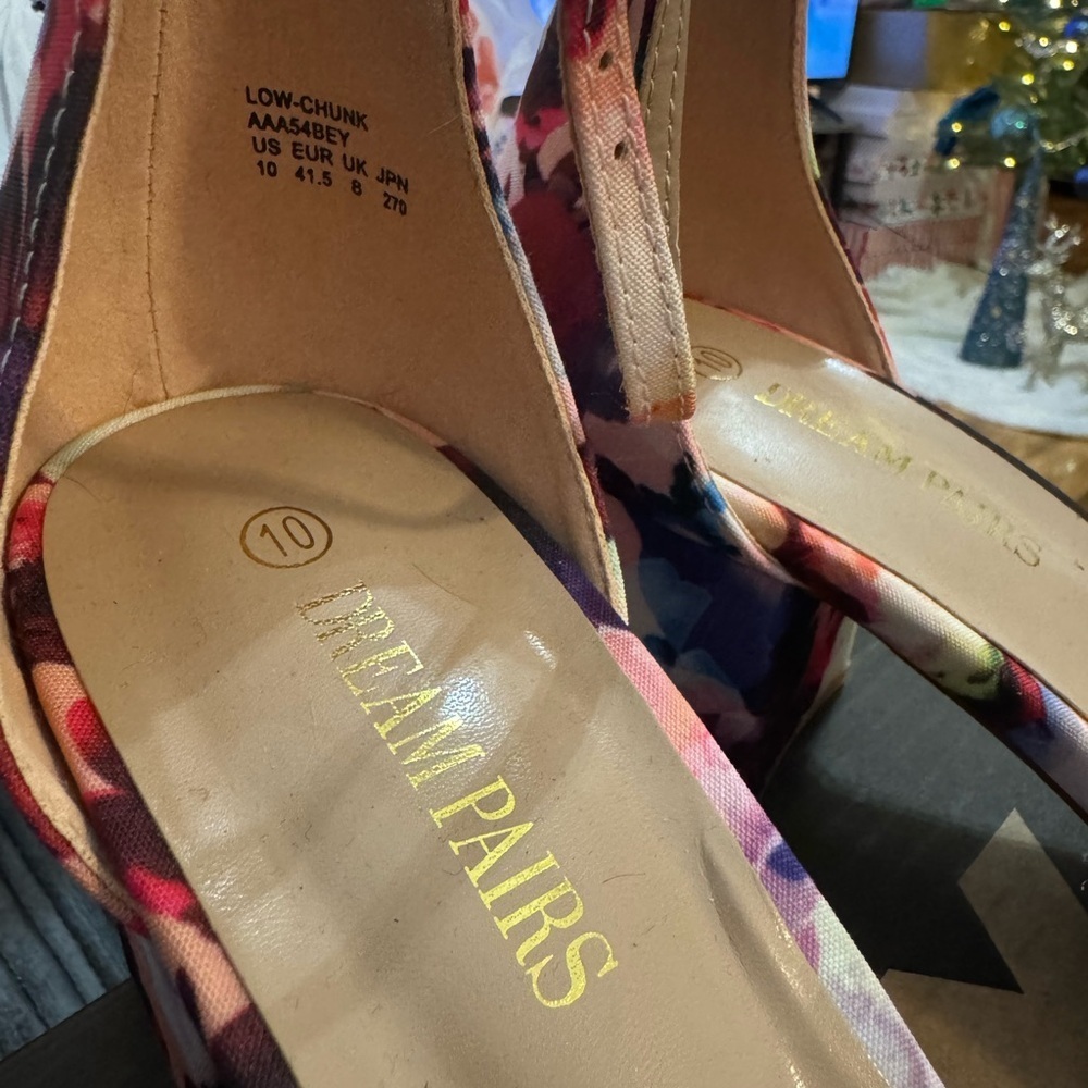 Dream Pairs Multicolor Floral low chunk Heels, size 10 - Picture 2 of 5